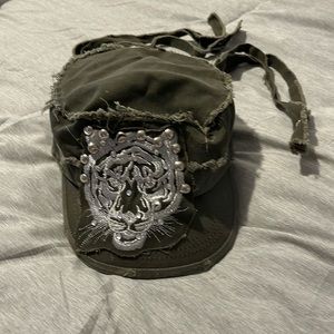 Back tie hat